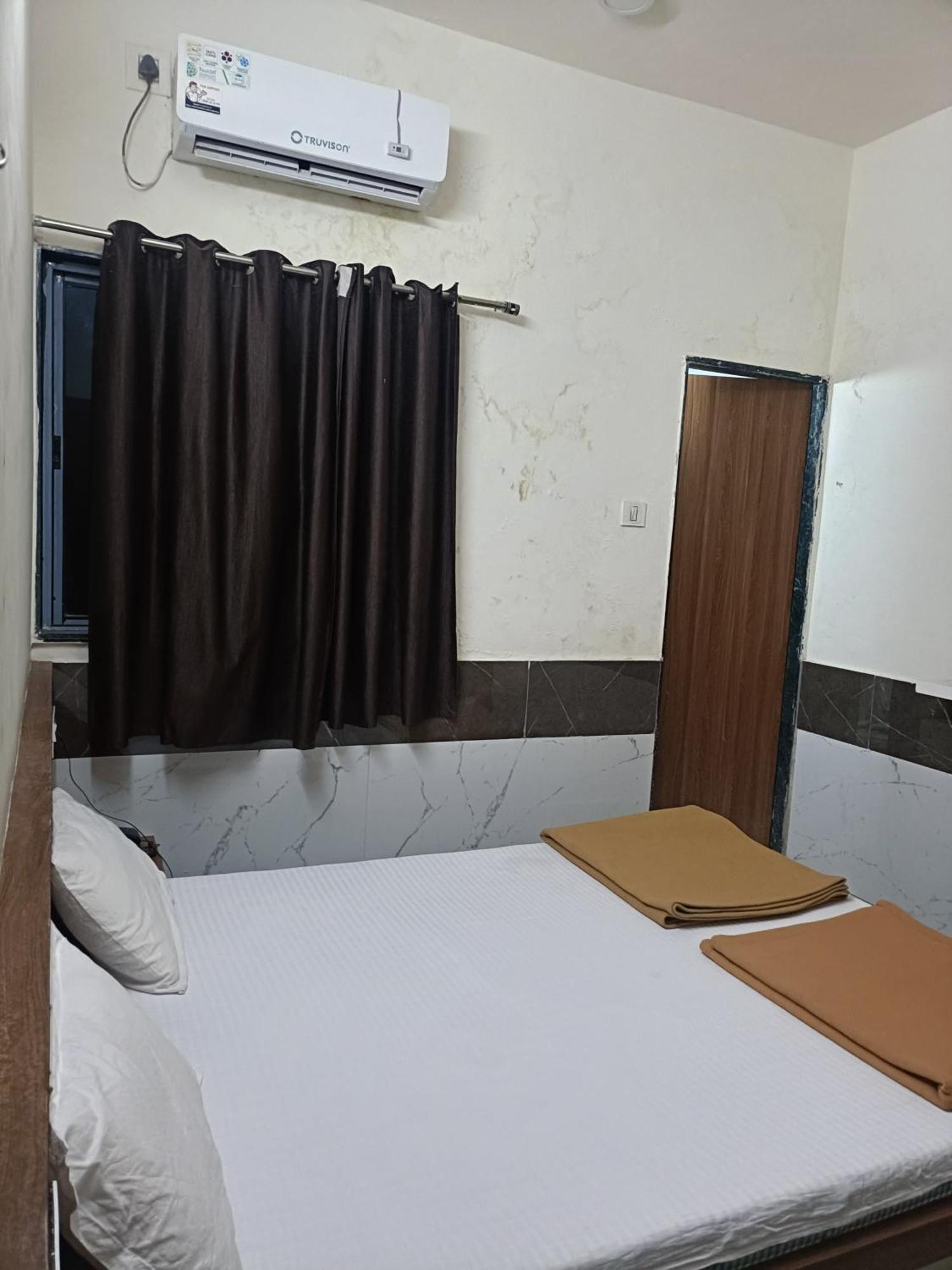 Hotel Mahalaxmi Dwārka Exteriör bild