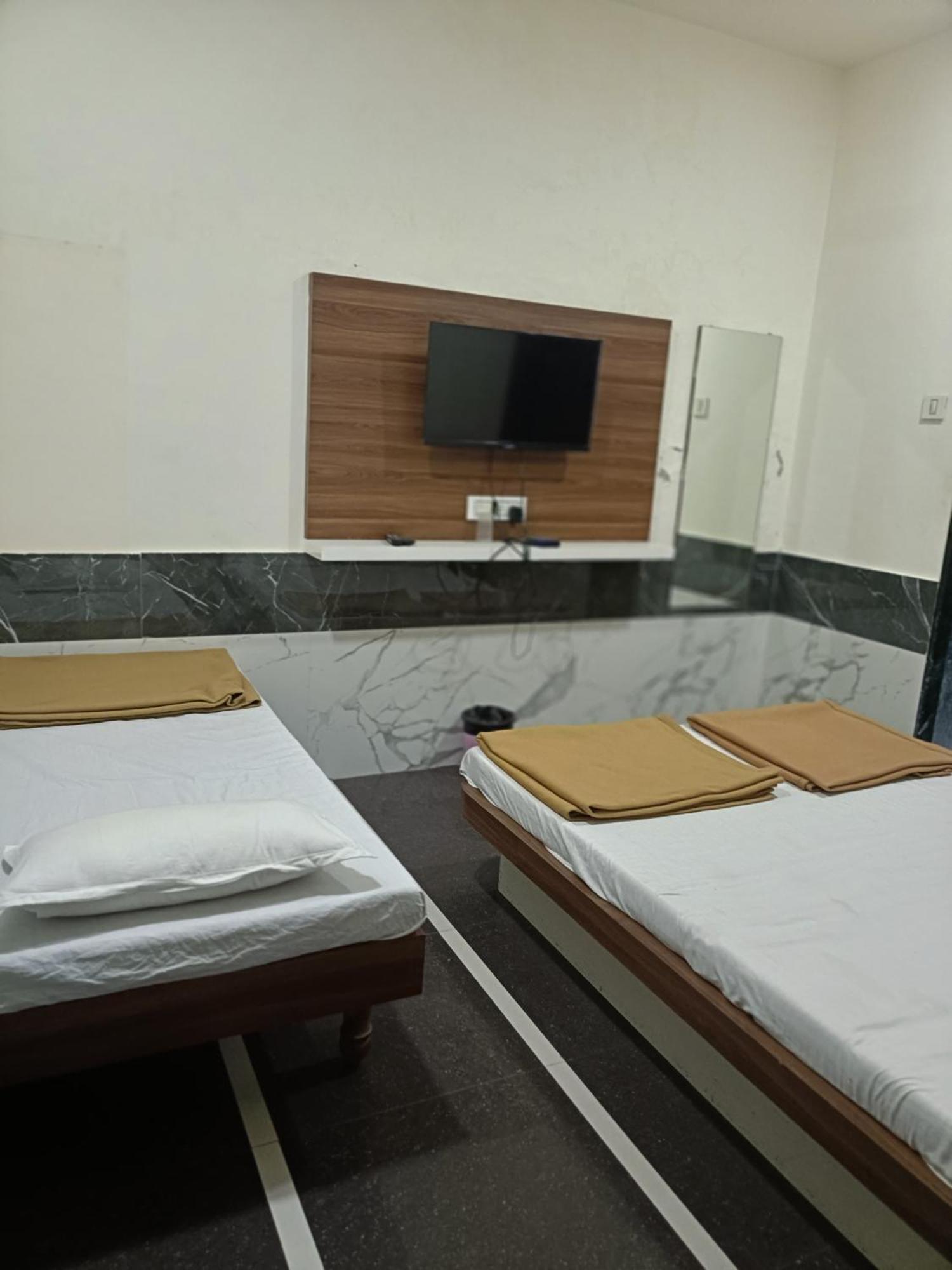 Hotel Mahalaxmi Dwārka Exteriör bild