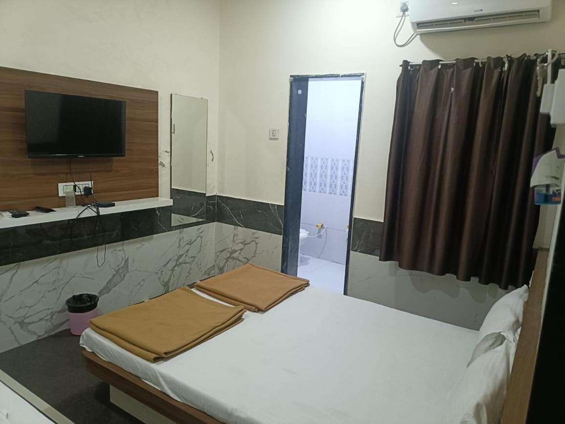 Hotel Mahalaxmi Dwārka Exteriör bild